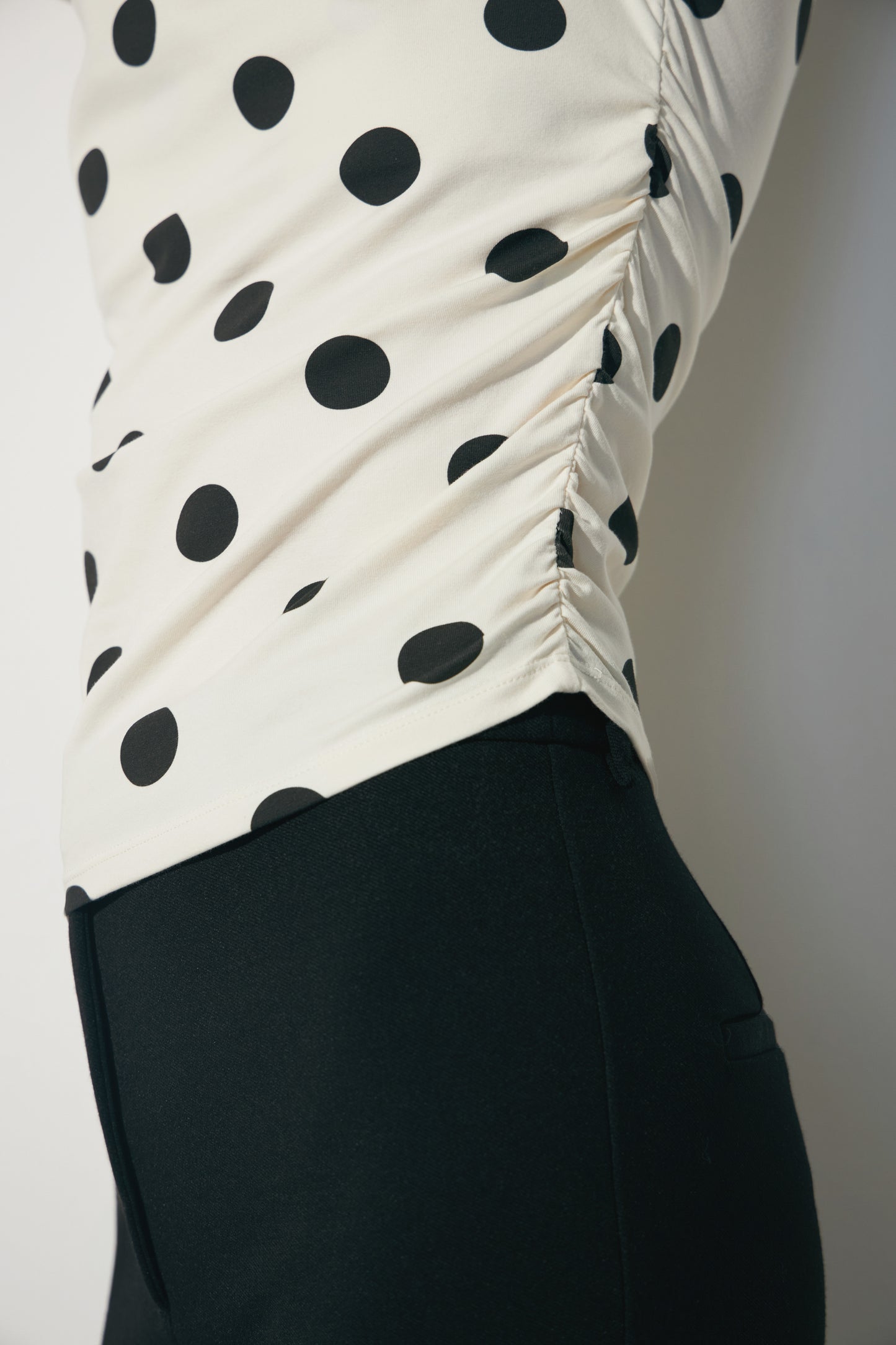 BLACK/WHITE