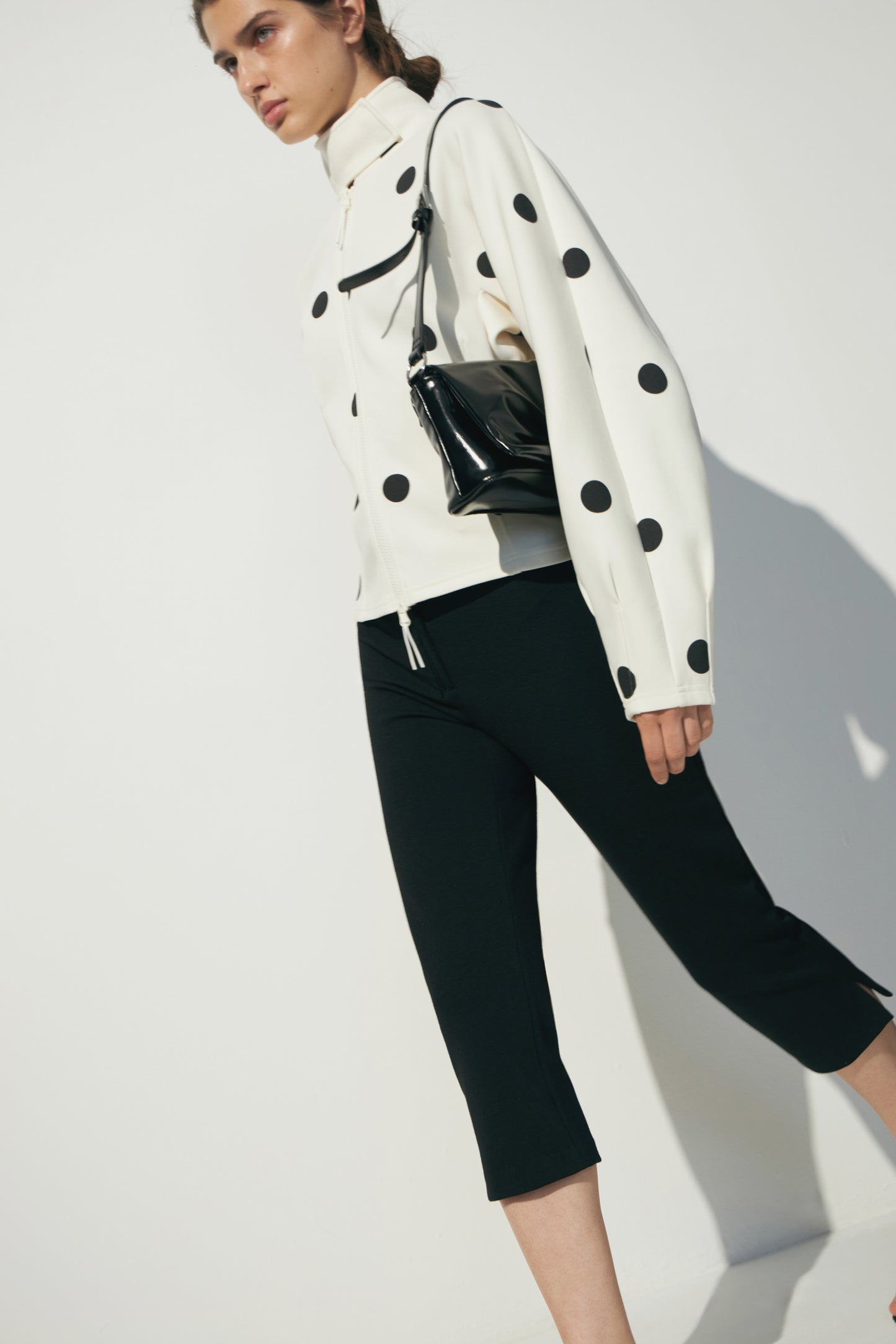 BLACK/WHITE