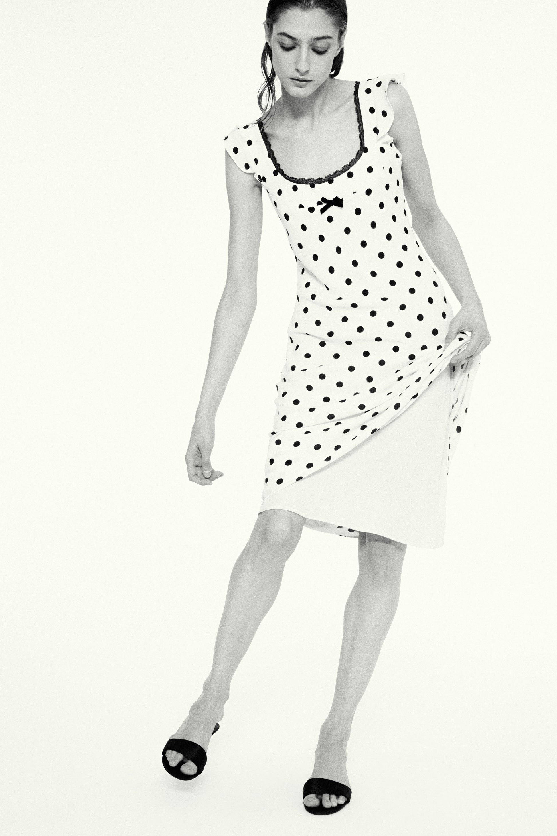 BLACK/WHITE